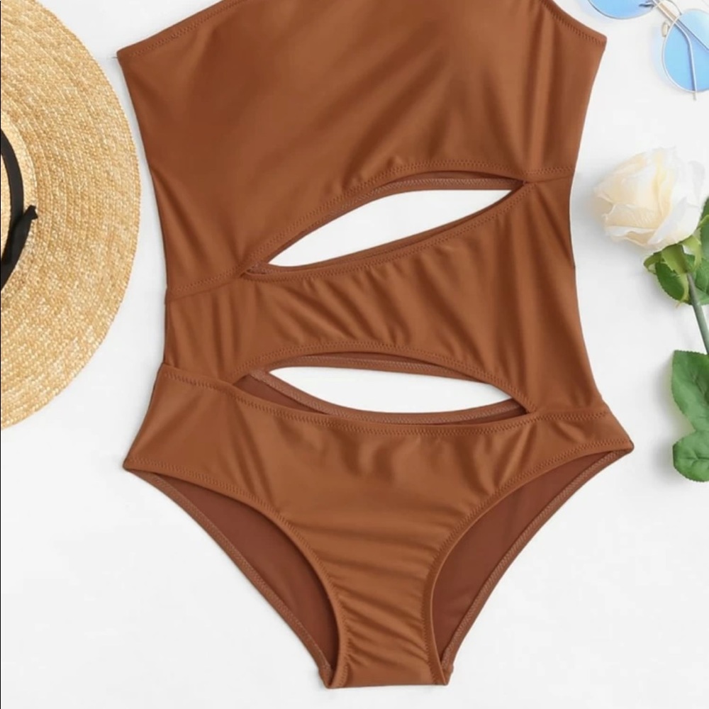Shoulder cutout swimsuit